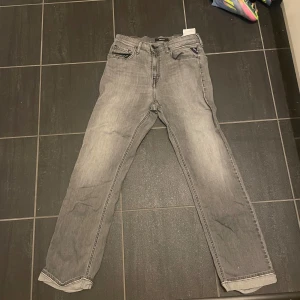 Replay thad - Säljer ett par replay thads i mycket fint skick. Byxorna är bara använda ett få tal gånger. Inga hål eller så. Storlek 158