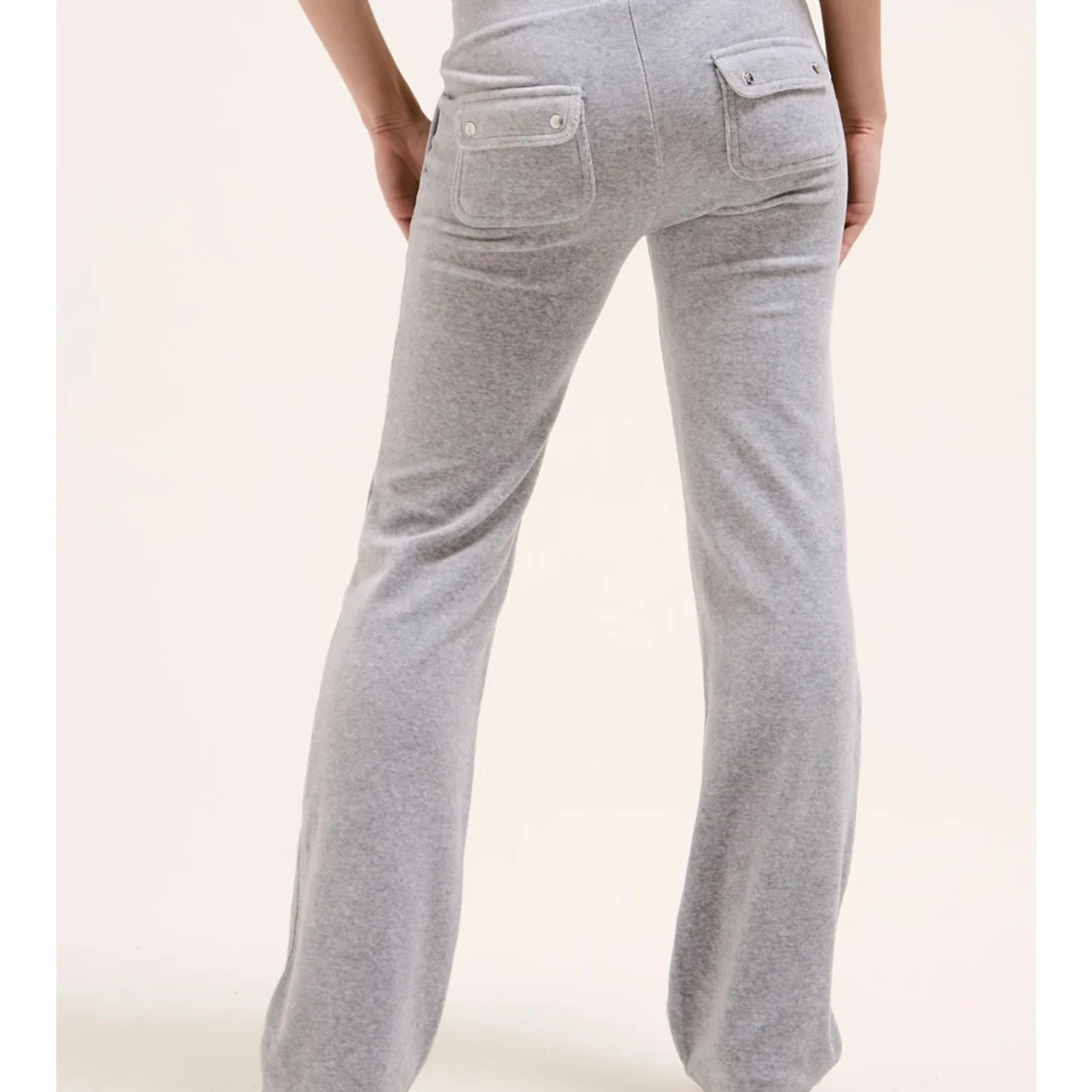 Gråa Juicy Couture byxor  - 1