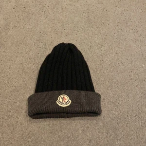 Moncler mössa - köpte den från garms market på insta