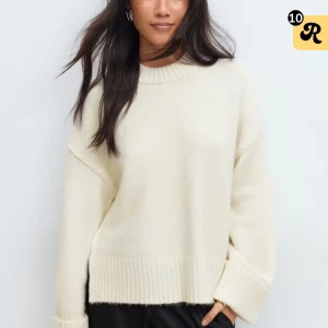 Vit stickad tröja med slits - Aldrig använd! Endast testad! Köptes för 399kr. Mycket eftertraktad och helt slutsåld på ginas hemsida!🤍