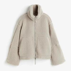 Beige teddyjacka med dragkedja - Teddyjacka ifrån hm, superfin och sparsamt använd💞