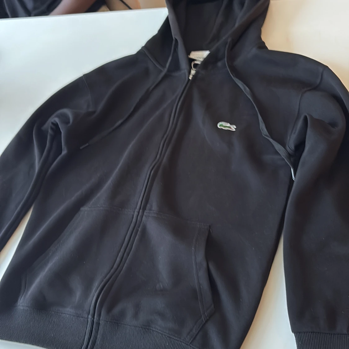 Svart hoodie från Lacoste med dragkedja - 2