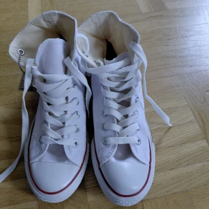 Converse  - Är oanvänd och är I bra skick. Storlek 39