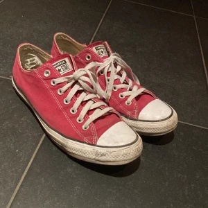 Röda Converse All Star sneakers - Klassiska röda Converse All Star sneakers med vit tå och vita snören. Riktigt sköna och feta. Storlek 44