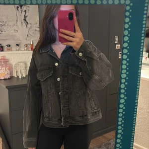 Jeansjacka  - Jag säljer en skitsnygg svart jeansjacka 🖤