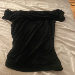 Off shoulder topp, snygg topp - En fin off shoulder topp i ett skönt tyg, till både fest och vardags tillfällen. I super bra skick aldrig använd!🥰
