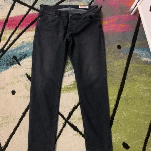 Mörkgråa jeans från Diesel - Då säljer jag mina diesel jeans för att den helt enkelt inte får pass på mig längre. Dem är i väldigt bra skick och jag har bara haft dem i 2 månader. W36 L32