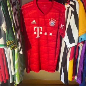 Bayern München adidas 2019/20 Hemmatröja strl M, NR 10 Phillipe Coutinho, Äkta - Säljer en officiell FC Bayern München fotbollströja från Adidas med Coutinho och nummer 10 på ryggen. Tröjan är i väldigt bra skick, Äkta