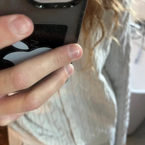 Vit kabelstickad kofta med knappar - Säljer en vit kabelstickad kofta med rund hals och snygga vita knappar framtill. Koftan har ett klassiskt mönster och är långärmad, perfekt för lager på lager. Materialet känns mjukt och skönt mot huden, och den passar dig som gillar stilrena och tidlösa plagg.