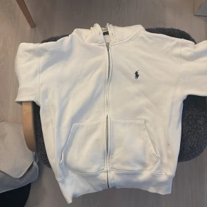 Vit hoodie från Polo Ralph Lauren - Vit zip up hoodie från Polo Ralph Lauren med dragkedja och huva. Väldigt fint skick endast provad! Supermysig😇