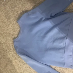 Ljusblå sweatshirt från Kappahl XS - En enkel och snygg ljusblå sweatshirt från Kappahl i storlek XS. Tröjan har ribbad rund hals och långa ärmar, perfekt för chill dagar. Mjuk insida och klassisk passform som funkar till jeans eller mjukisbyxor.