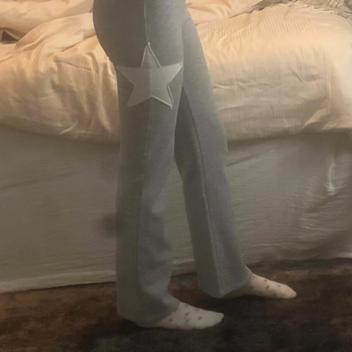 Grå mjukisbyxor med vit stjärna - 2