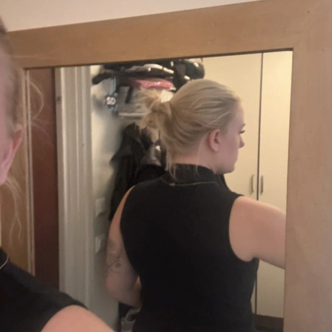 Svart ärmlös polotopp - 2