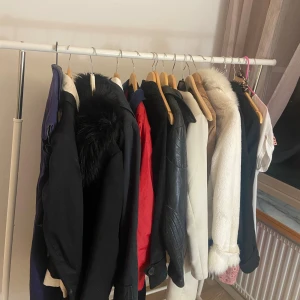 Jackkollektion med olika stilar och färger - Säljer flera jackor i olika modeller och färger, bland annat svart skinnjacka, röd vindjacka, beige och vit pälsjacka, quiltade pufferjackor i svart och olivgrönt samt klassiska kappor. Materialen varierar mellan skinn, syntet, päls och polyester. Perfekt för dig som vill ha valmöjligheter i garderoben. Säljer 10 fina jackor knappt använda i storlek från 34-38(40-42) köper du flera eller allt gör jag bra paketpris, från 350kr. Skicka privat meddelande så tar vi det där. Finns i norsborg botkyrka