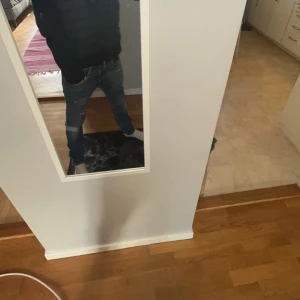 Replay Anbass skinny jeans blå - Säljer ett par Replay Anbass jeans i blå tvätt med slitningar och skinny passform. Jeansen har klassisk femficksdesign, dragkedjegylf och snygga detaljer vid fickorna. Perfekta för dig som gillar en tajt och modern look.