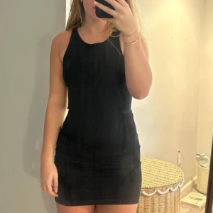 Svart klänning  - Svart, tight och ärmlös klänning från H&M, Storlek xs💓