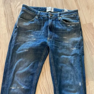 Snygga Dondup Jeans - Snygga jeans från dondup med slitningar. Står inte modell men sitter slim fit. Vid mätt eller andra funderingar är de bara att höra av sig!