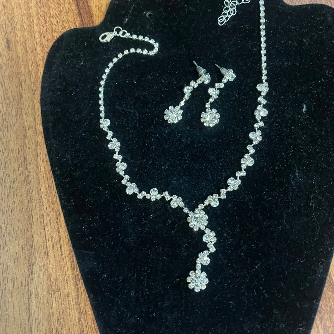 Glittrigt silverset med halsband och örhängen