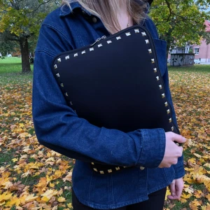 Datorfodral med silver nitar - Datorfodral med nitar, vattentätt material och plats för allt du behöver. Storlek 34,5x25cm 🥂🍁 Superfint och praktiskt fodral som passar perfekt till både skola och jobb. Rymmer dator, laddare och annat utan problem. Materialet är tåligt och nitarna ger den där lilla extra detaljen som gör att den sticker ut!  Fodralet är handgjort och egen designat, inspirerat av Valentino. Snabb leverans! ⚜️