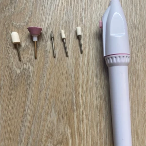 Elektrisk nagelfil med 5 sliphuvuden - Elektrisk nagelfil med fem utbytbara sliphuvuden. Man behöver 2st AA batterier.
