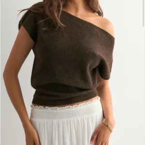 Wide neck knit top brun  - Brun stickad topp från Nelly i storlek S som är använd 1 gång. Helt slutsåld på hemsidan 
