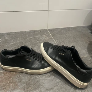 Axel Arigato Sneakers - Hej! Säljer nu mina as snygga Axel arigato läderskor då de inte kommer till användning. Skorna användes under sommaren 2024. Hör av er vid minsta lilla fundering!