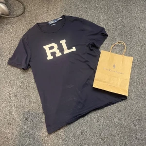 Polo Ralph Lauren tshirt - En fin t shirt som är köpt i usa. Modellen på bilden är 178.