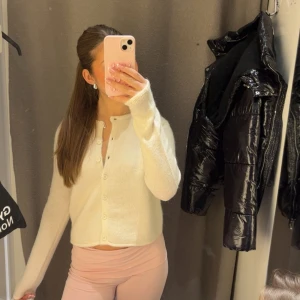 vit stickad kofta - säljer en super söt vit stickad kofta från gina tricot. Säljer då jag har liknande. Perfekt nu till hösten!