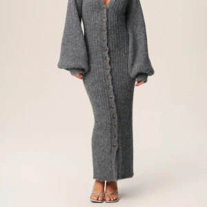 Slutsåld Adoore klänning - Lång klänning från Adoore som även går att använda som en lång kofta. Slutsåld, inga defekter. Använd en gång. Säljer inte under 1500💕