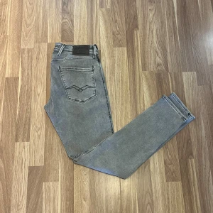 Replay anbass 32/34 - Ett par stilrena Replay anbass som är gråa!Storleken är 32/34. Skick: 10/10. För mer frågor/information/bilder, eller prisdiskutering så är det bara att höra av sig!☺️