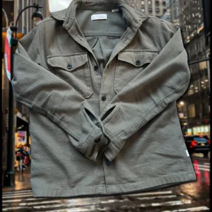 Overshirt - Riktigt fet grön overshirt från Jack&Jones som inte görs längre. Skick: 7/10. storlek: S