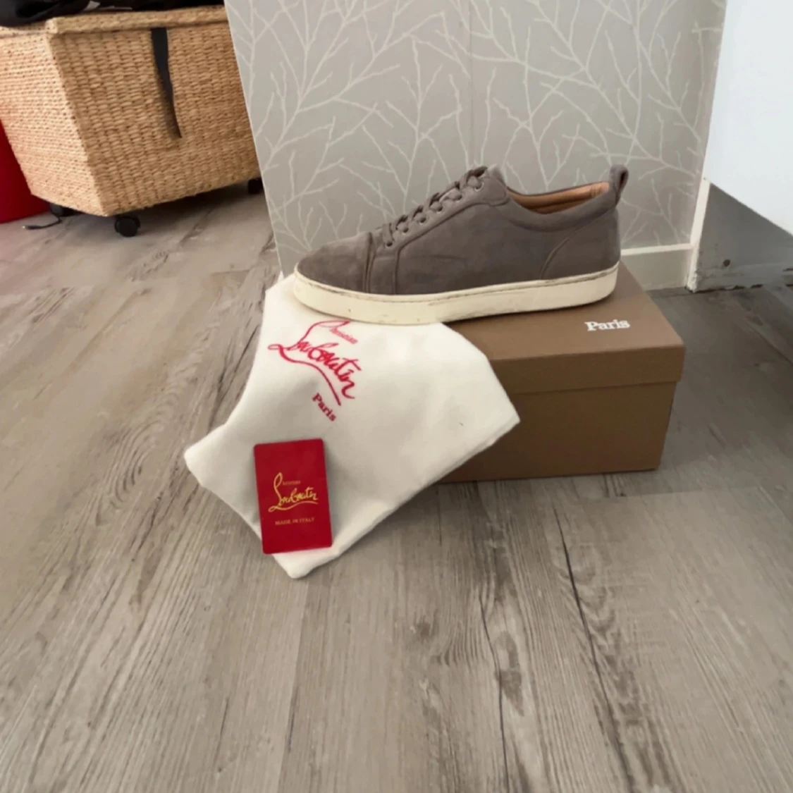 Grå mocka sneakers från Louboutin - 1