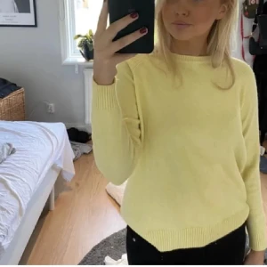 Stickad gul tröja  - Säljer nu denna jättefina gula stickade tröja, som passar perfekt till hösten💕