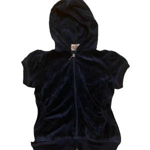 Juicy Couture mörkblå väst - Juicy Couture väst i sammet. Tröjan har dragkedja framtill och två fickor.