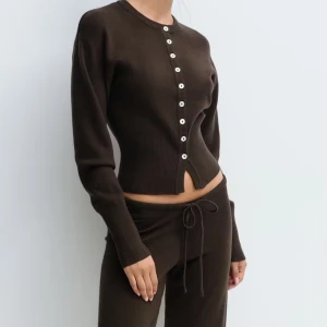 Stickad tröja - Helt ny från Gina Tricot med prislappen på!Koftan/tröjan är lite mindre i storleken.