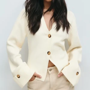 Höstig stickad tröja ifrån Gina - Stickad tröja ifrån Gina med inga defekter💞 Endast använda en gång. Skriv för fler bilder 🌟Nypris 459kr