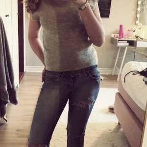 Blå slitna jeans med hål - Säljer ett par blå jeans med slitningar och hål på låret. Pris går att diskutera💕