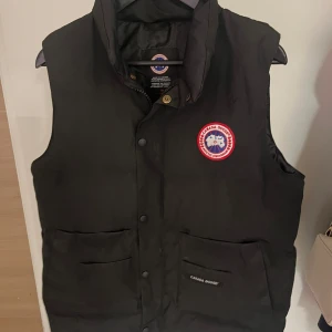 Svart dunväst från Canada Goose M - Autentisk Svart canada Goosei bra skick pris går att diskuteras hör av dig vid frågor