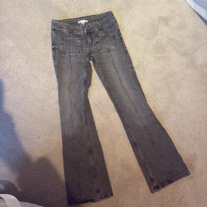 Grå bootcut jeans från Gina Tricot - Snygga grå jeans från Gina Tricot i storlek 146. Modellen har bootcut-ben, klassiska fem fickor och markerade sömmar framtill. Jeansen är inte särskilt använda💕Pris kan diskuteras jag svarar snabbt 