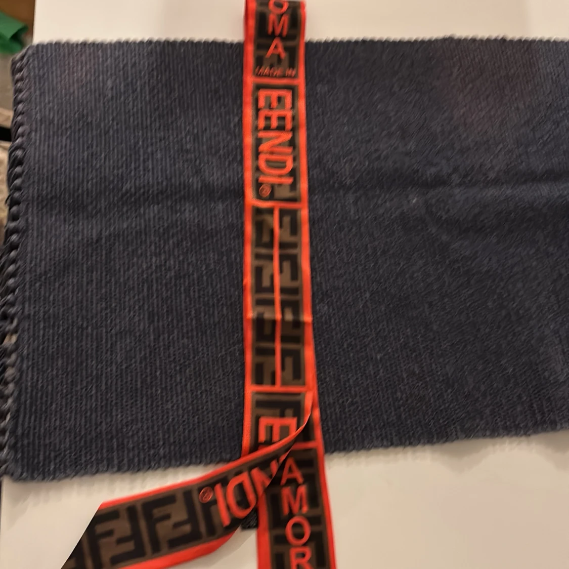 Mörkblå halsduk från Fendi