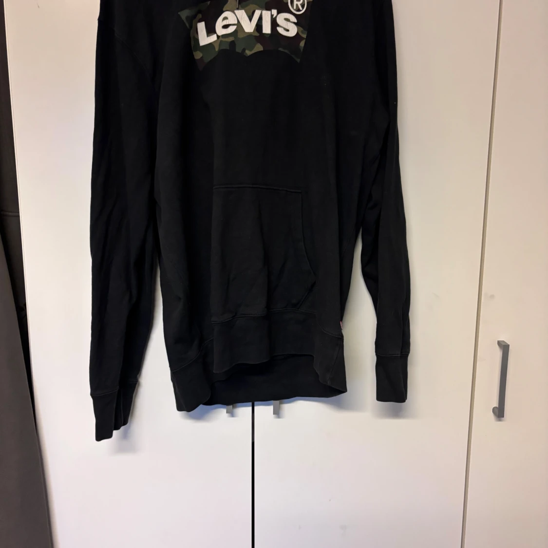 Svart hoodie från Levi's med camo-logga