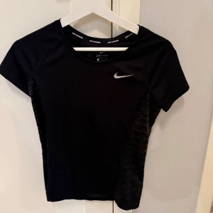 Träningströja - Träningströja från Nike, storlek S💞