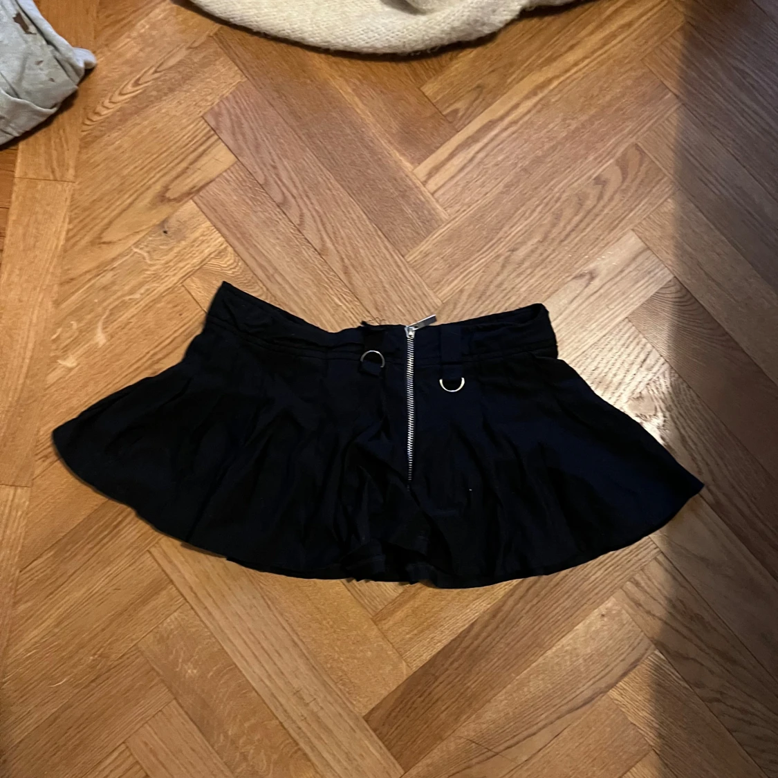 Svart plisserad minikjol med dragkedja - 1