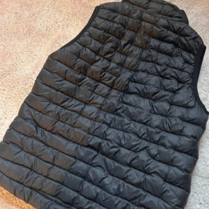 Svart dunväst - Svart dunväst från Everest. Säljer den för jag fått en annan jag velat ha. Mycket bra skick!