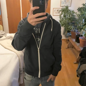 Vindjacka - Snygg mörkblå vindjacka 🔹| Storlek S | Inga defekter | Skriv vid funderingar och skicka gärna bud! 😃