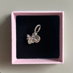 Pandora eldfluga - Säljer berlock från Pandora, självlysande eldfluga 😍