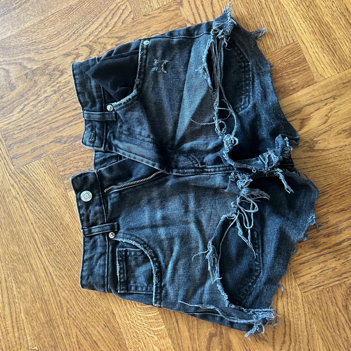 Svarta jeansshorts med fransar från Zara