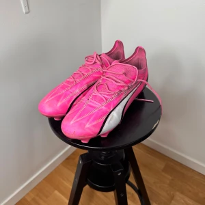 Puma Ultra rosa fotbollsskor - ELITES - Storlek 46. De kostar nytt 3200. 