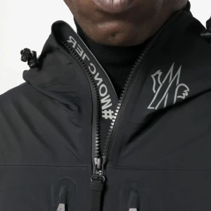 Moncler Fuyens regnjacka - En snygg lowkey moncler regnjacka (storlek 4), den sticker inte ut mycket som resten av modellerna. Jackan är som ny, har använt den endast 3-4 gånger. Nypris är cirka 15000kr. Säljer då den sitter lite för stor på mig, ville egentligen ha storlek L men den är slutsåld online så köpte XL (4).