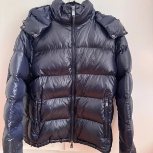 Polo Ralph Lauren Vinterjacka - Snygg jacka till vintern endast använd fåtal gånger. Inga skador och skicket är helt som nytt. Finns inte att köpa någonstans längre.  Färg: Navy Blue Storlek: M